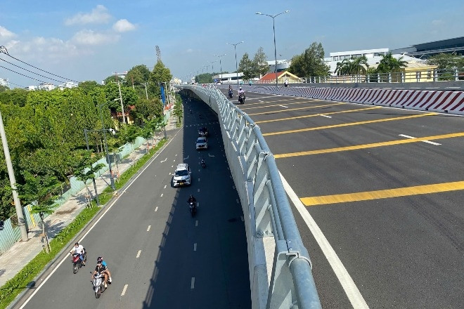 Người dân phải đi lòng vòng trên đường nối 4.800 tỷ đồng dù nhà 'sát vách'