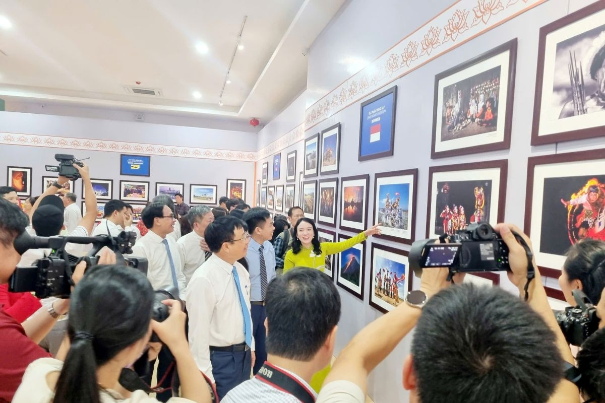 Tăng tình đoàn kết khu vực qua Triển lãm ảnh “Đất nước, con người ASEAN”