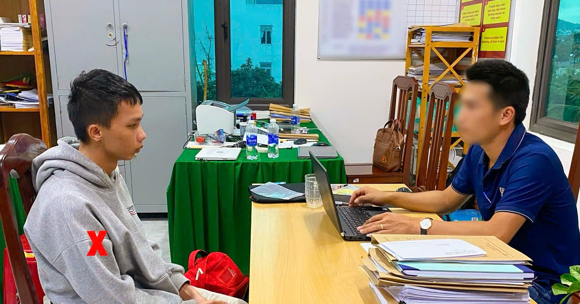 Thanh niên dụ cho iPhone, ép nữ sinh dưới 16 tuổi quay video nhạy cảm