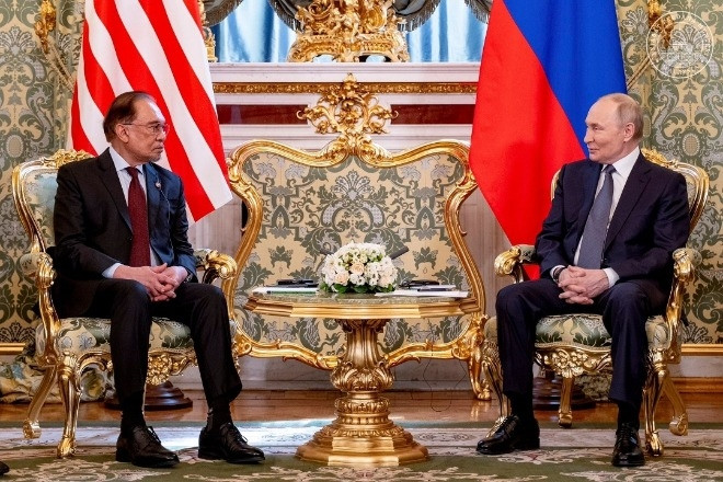 Tổng thống Putin gây 'sốt' vì màn đố vui cùng Thủ tướng Malaysia