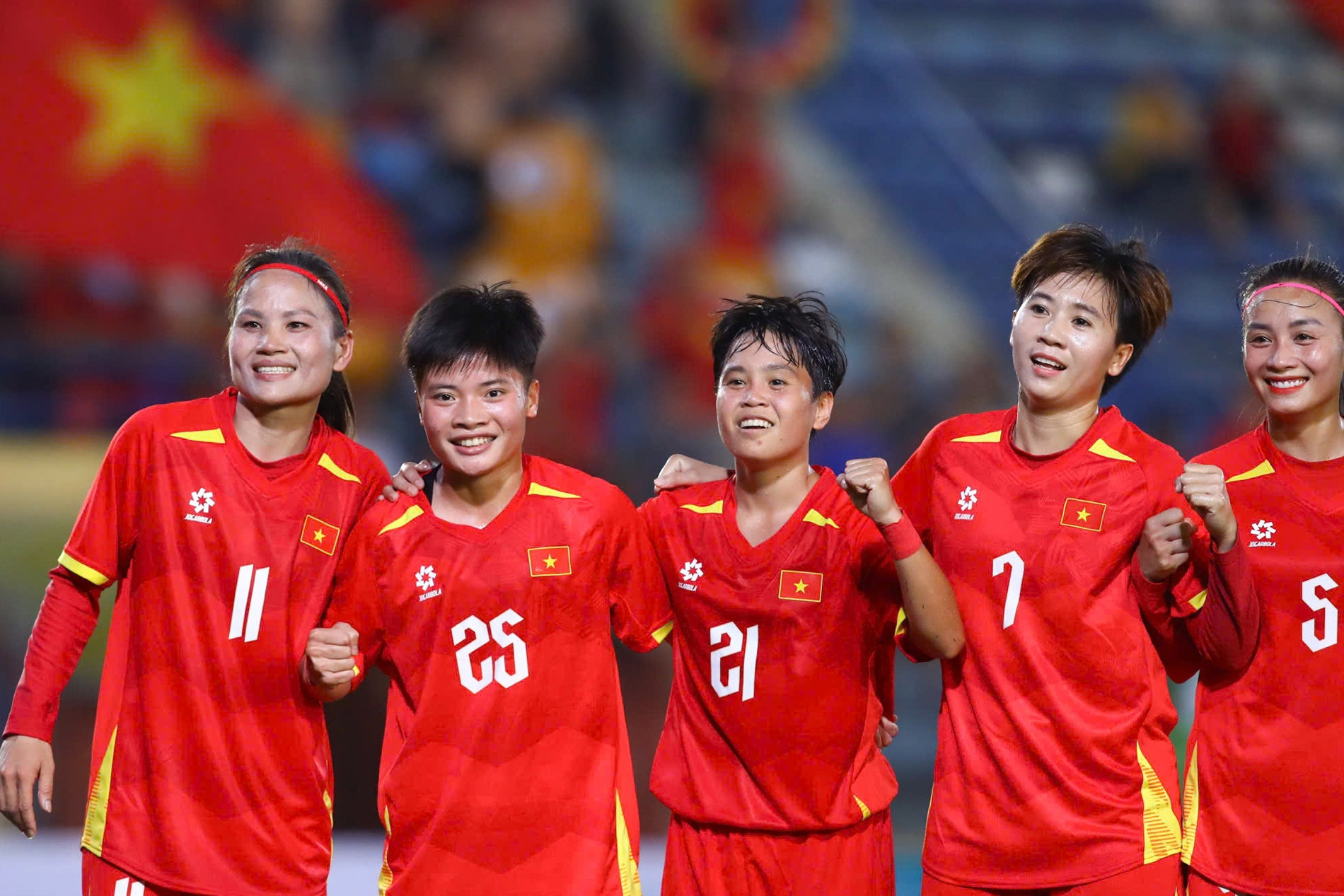 Tuyển nữ Việt Nam thua Werder Bremen 1-4 ở Hàng Đẫy