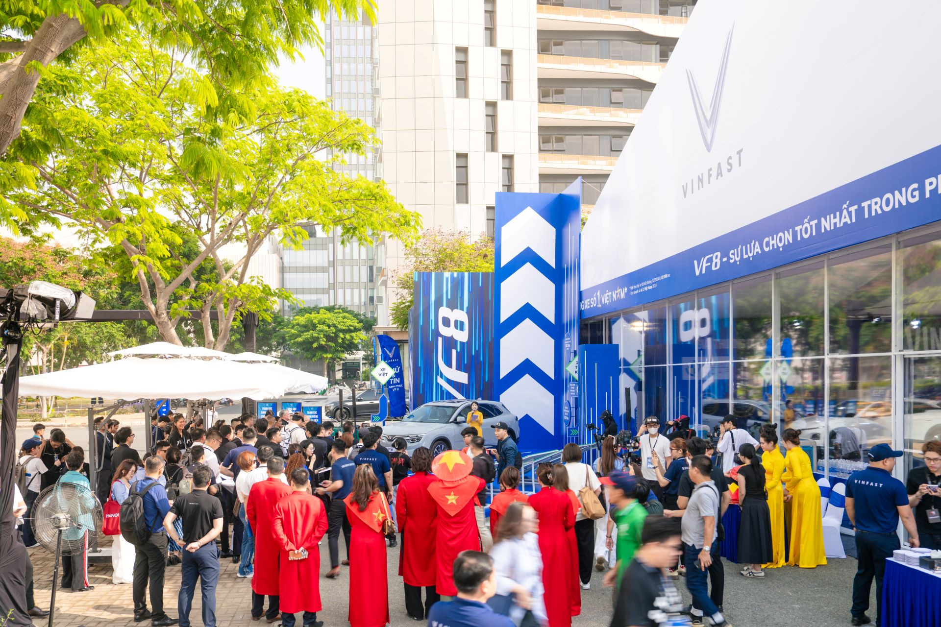 1 VinFast VF8.jpg