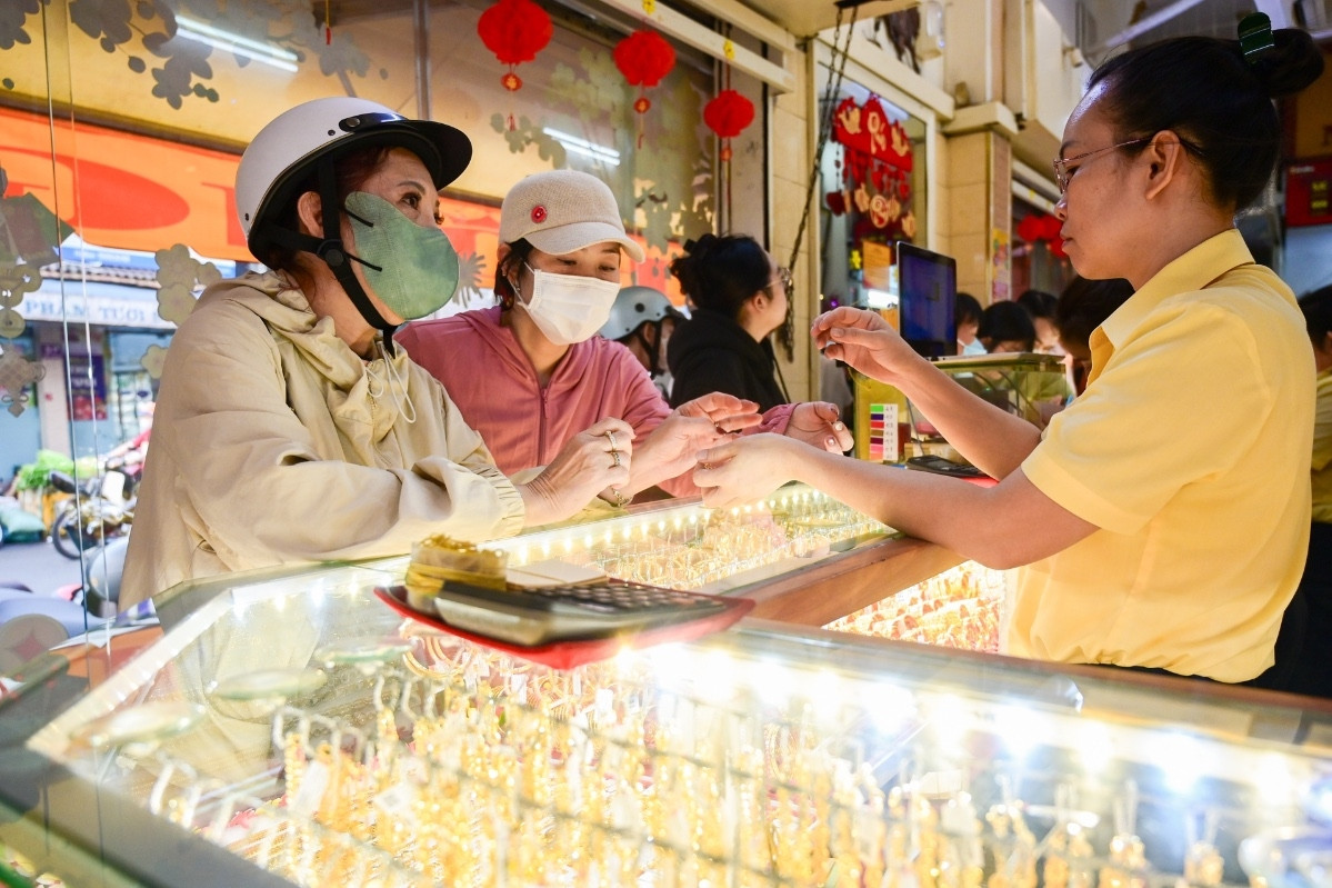 Giá vàng hôm nay 18/5/2025: Kết thúc tuần chao đảo, vàng SJC giảm liên tiếp