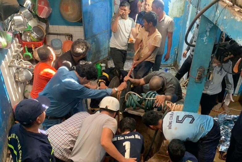 Bản tin cuối ngày 17/5: Nghẹt thở giải cứu 2 cha con rơi xuống giếng sâu 35m