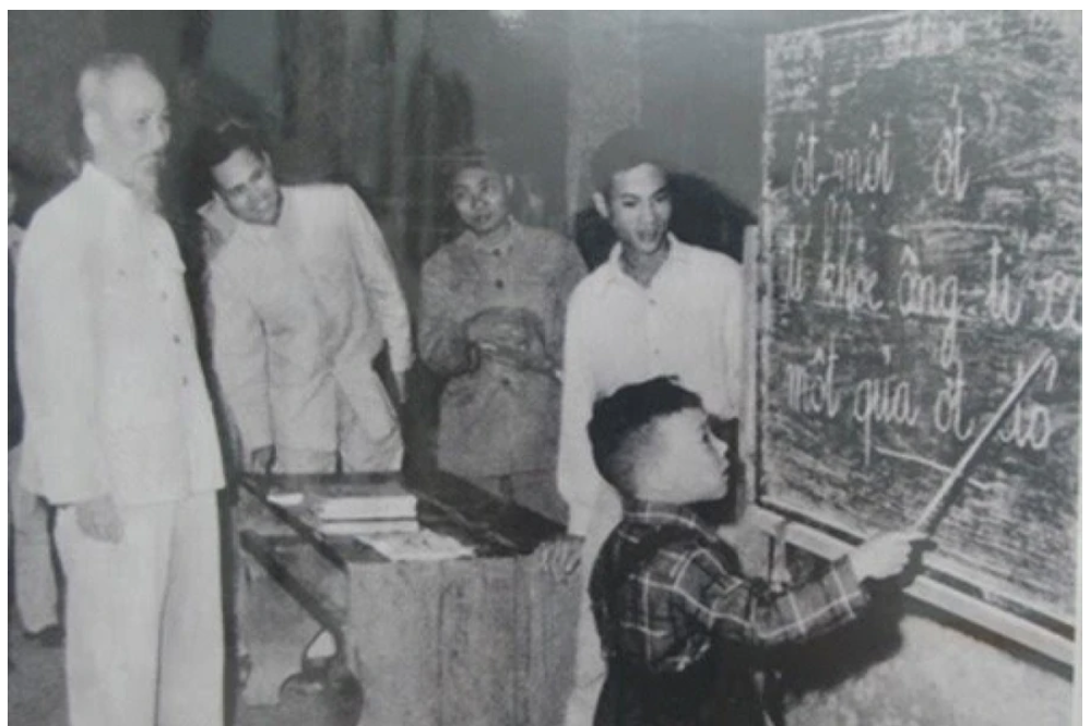 Bài thơ viết chữ rất to và thông điệp quý Bác Hồ nhắn nhủ Đại tướng Võ Nguyên Giáp