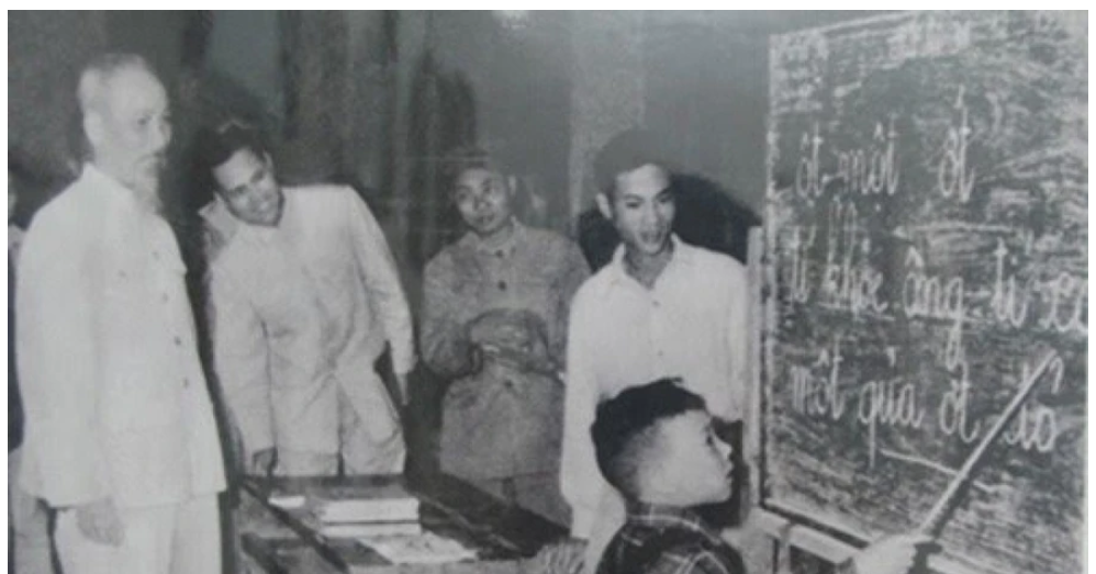 Bài thơ viết chữ rất to và thông điệp quý Bác H...