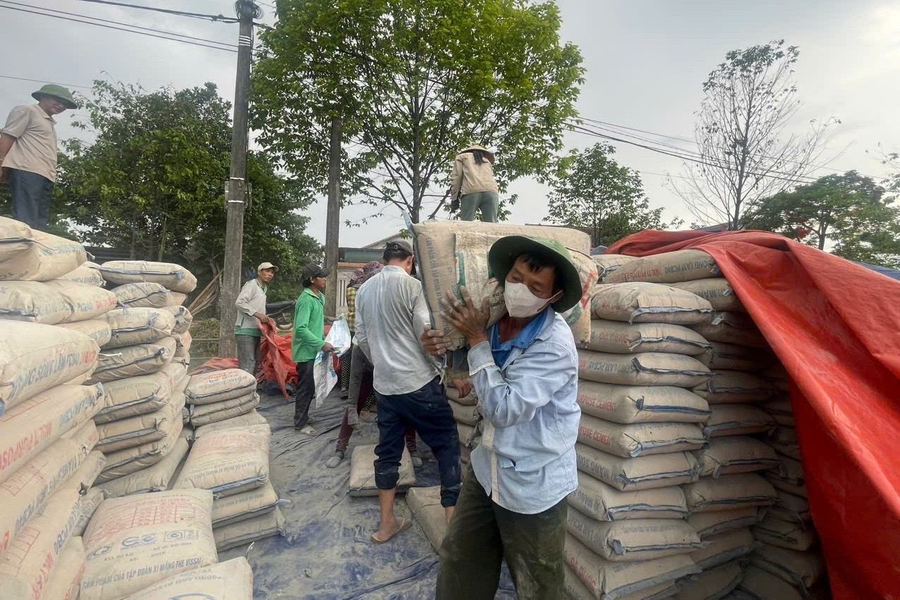 Cận cảnh hàng trăm tấn xi măng được tỉnh cấp, xã 'phơi' ngoài trời