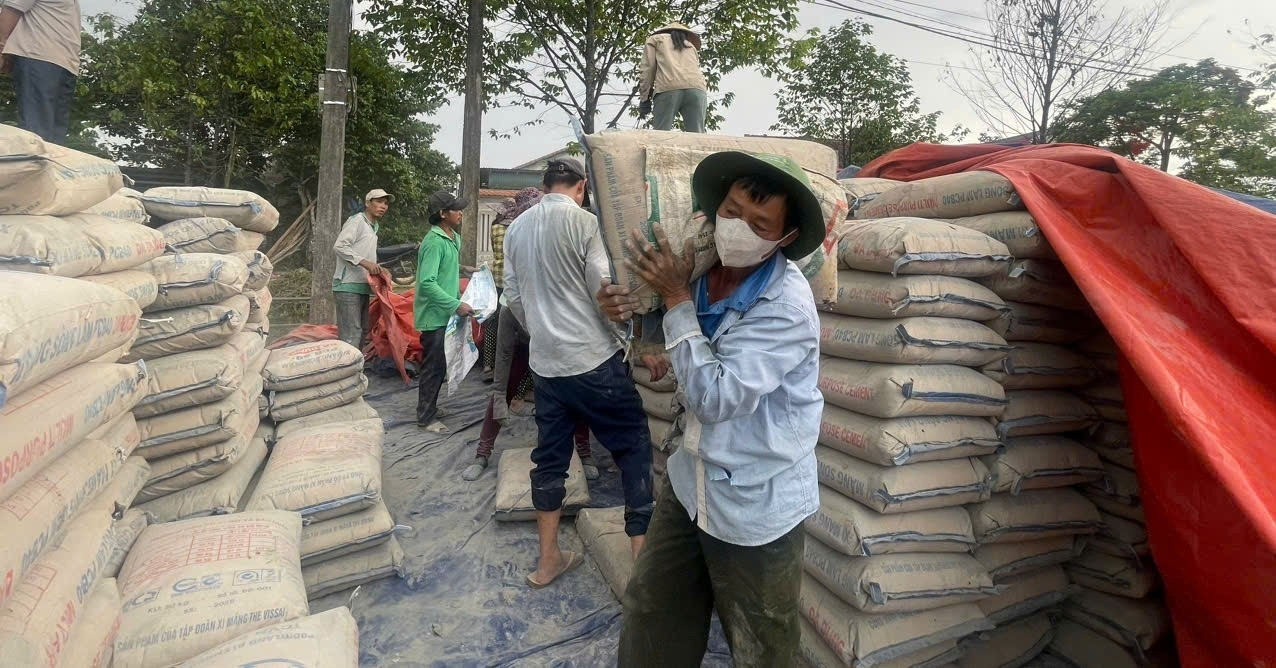 Cận cảnh hàng trăm tấn xi măng được tỉnh cấp, xã 'phơi' ngoài trời