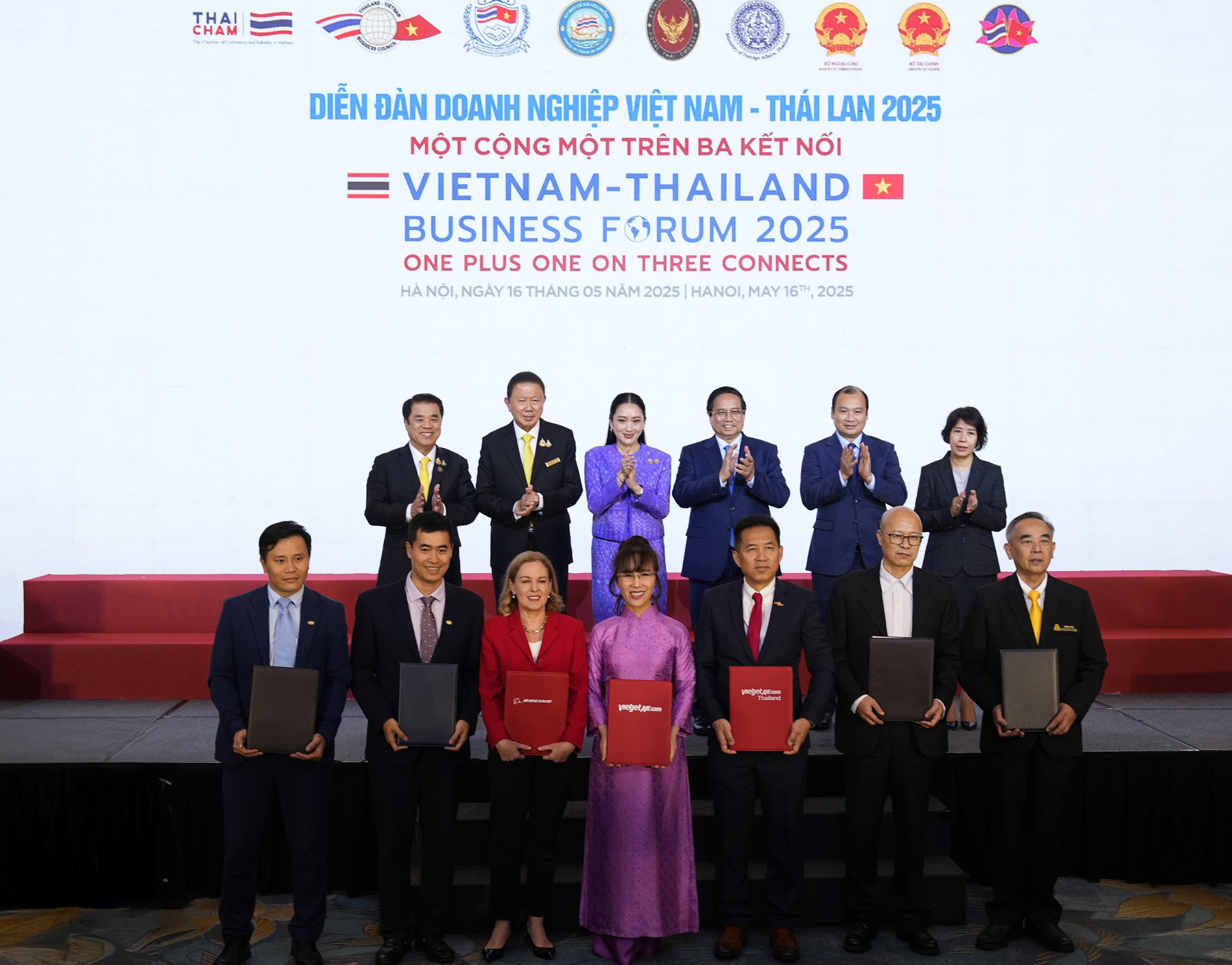 Đại diện FPT và các doanh nghiệp trao biên bản thỏa thuận hợp tác trước sự chứng kiến của Thủ tướng Việt Nam và Thủ tướng Thái Lan.JPG