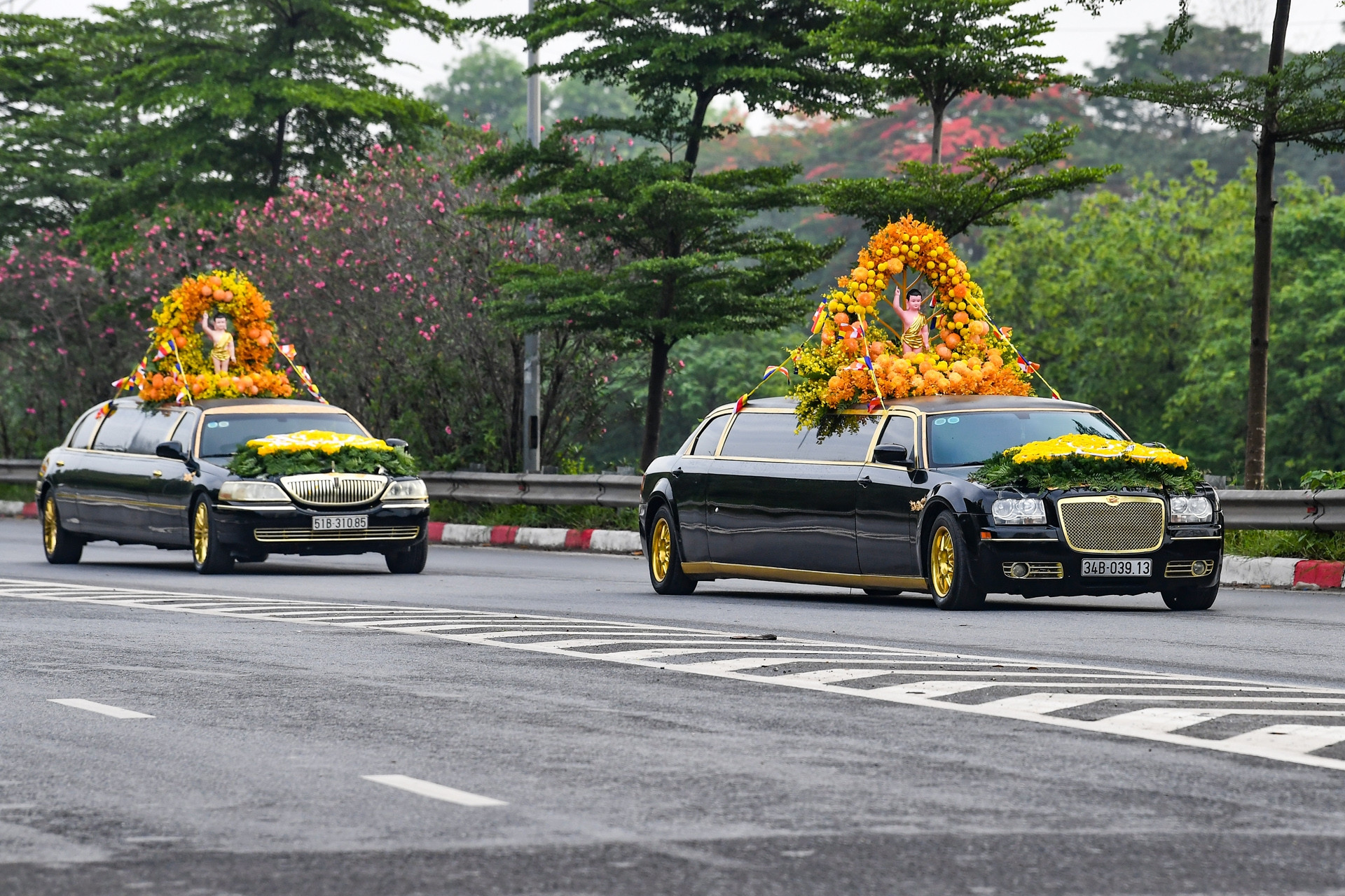 Đoàn xe limousine rước xá lợi Phật rời Hà Nội tới chùa Tam Chúc
