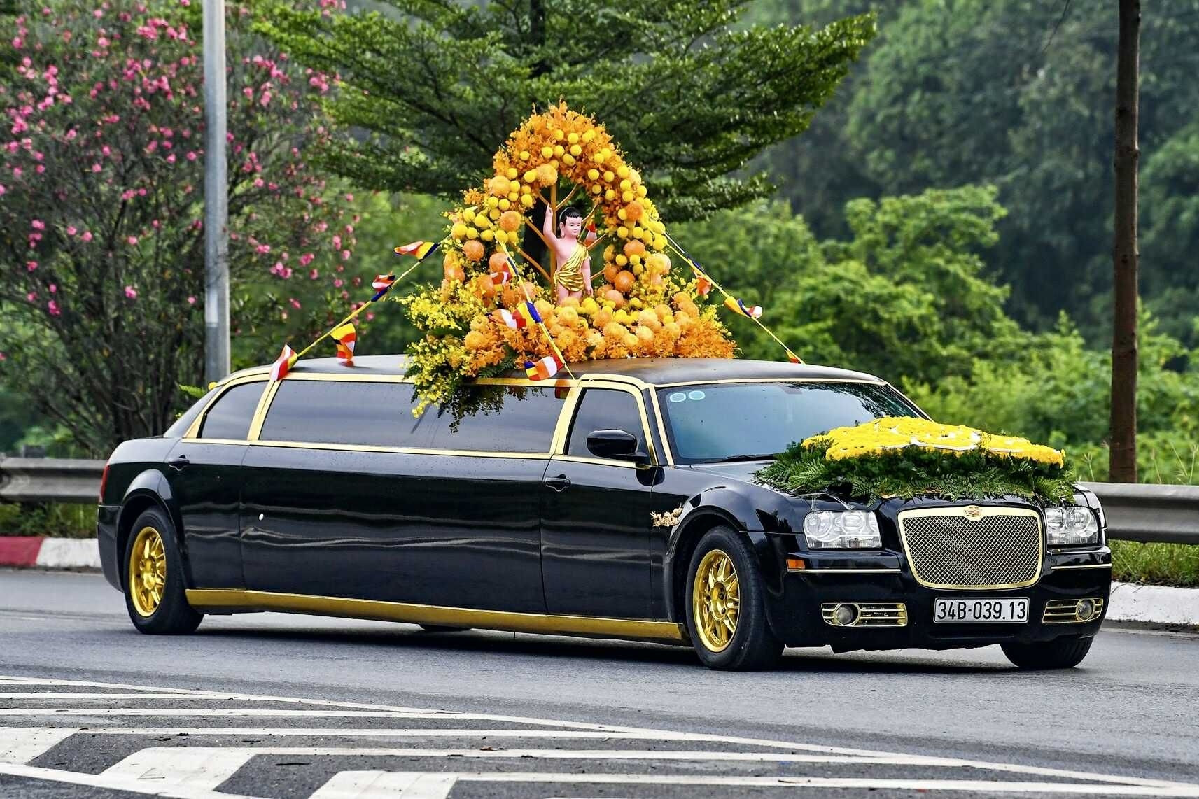 Đoàn xe limousine rước xá lợi Phật rời Hà Nội tới chùa Tam Chúc