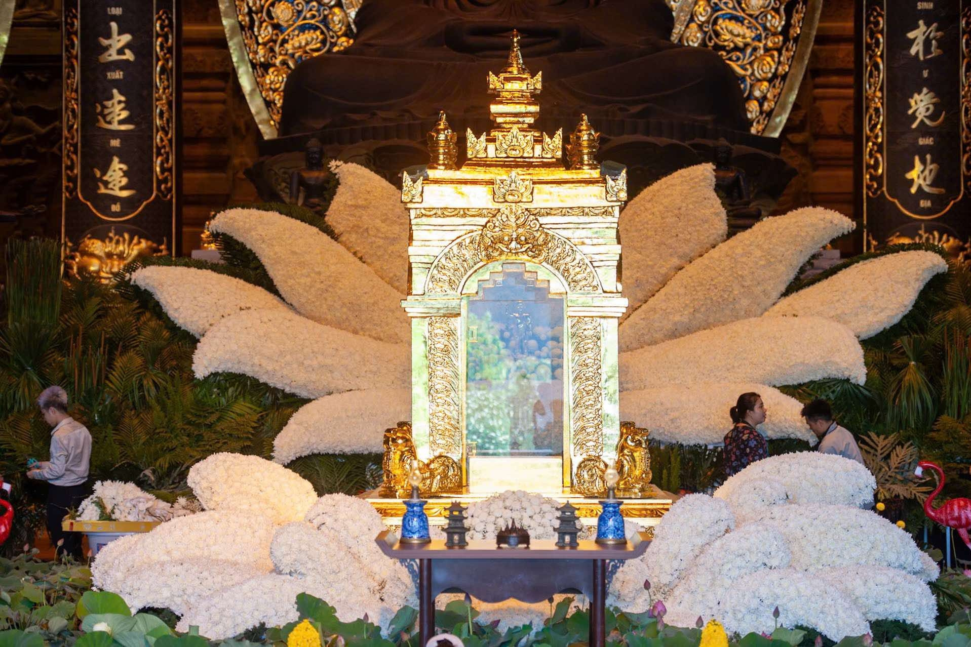 Gặp người thiết kế mô hình hoa sen 18 cánh ôm tháp xá lợi Đức Phật ở chùa Tam Chúc