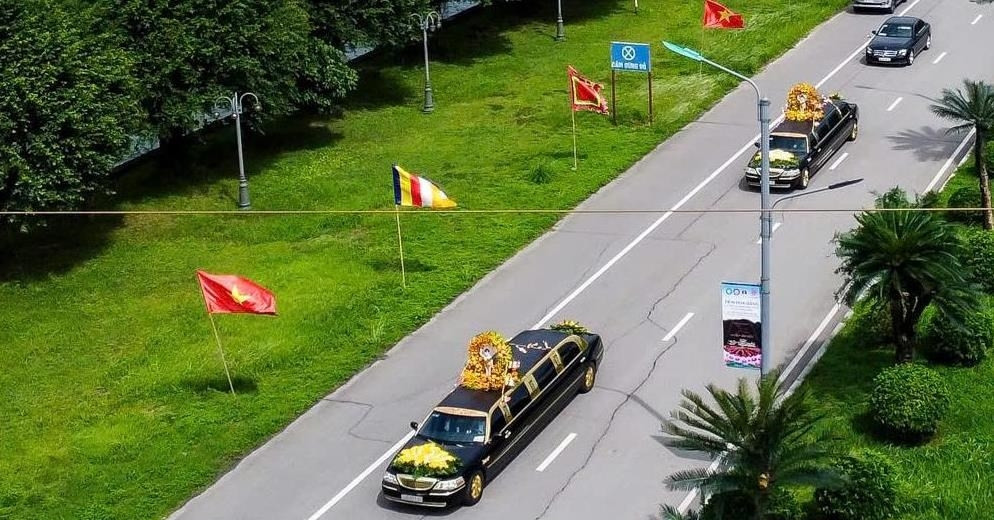 Hàng vạn người đón đoàn xe limousine rước xá lợi Đức Phật tới chùa Tam Chúc