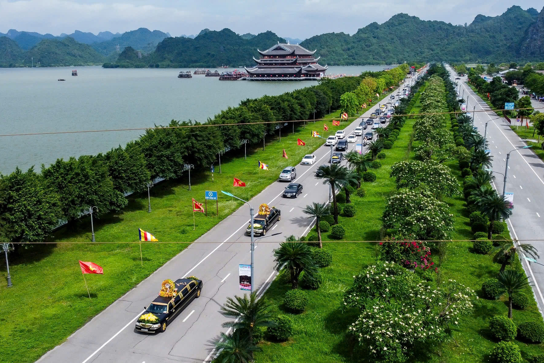 Hàng vạn người đón đoàn xe limousine rước xá lợi Đức Phật tới chùa Tam Chúc