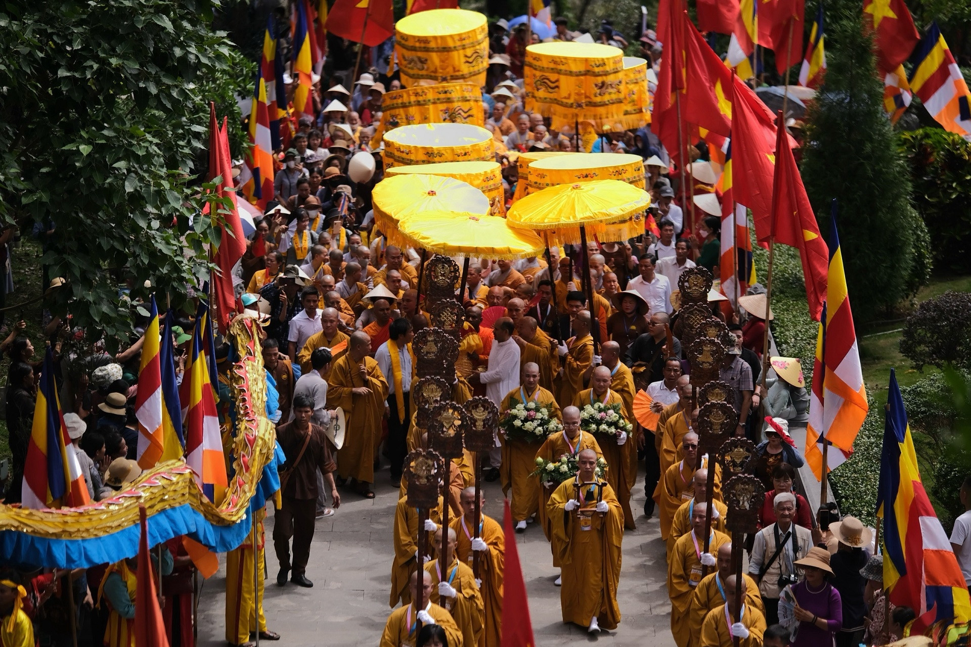 Hàng vạn người thành tâm cung rước xá lợi Đức Phật tại chùa Tam Chúc