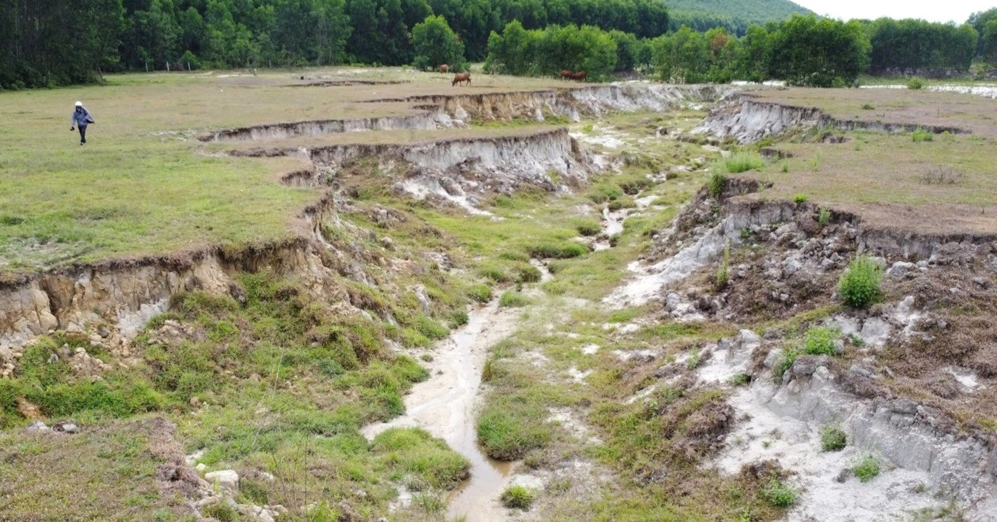 Khai thác khoáng sản xong DN &amp;apos;đòi&amp;apos; phá sản, để lại đồng ruộng bị xé toạc
