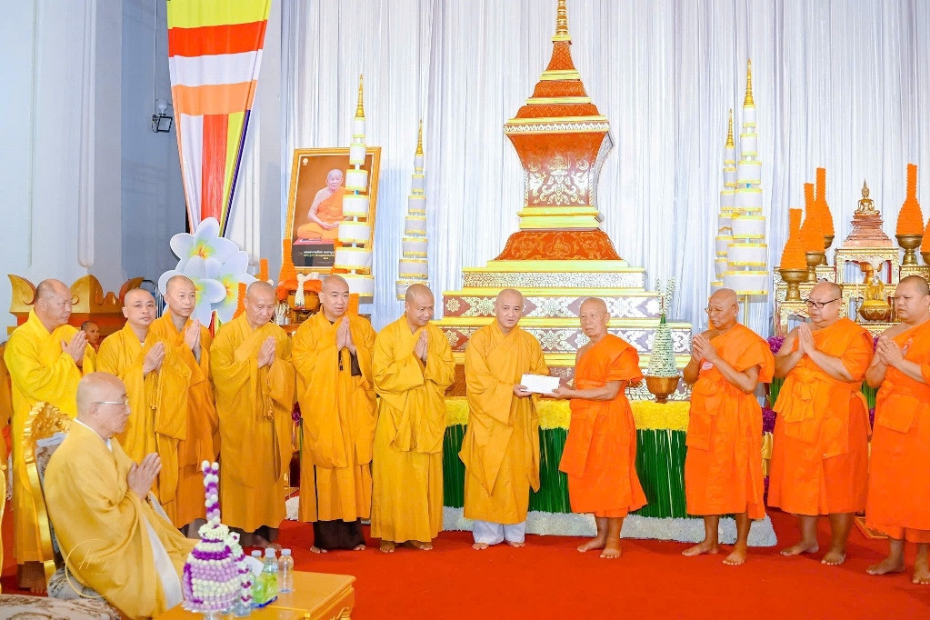 Lãnh đạo Giáo hội Phật giáo Việt Nam viếng tang vị cao tăng Phật giáo Lào