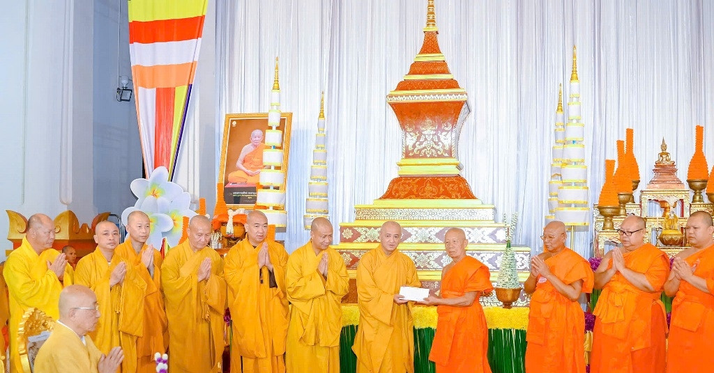 Lãnh đạo Giáo hội Phật giáo Việt Nam viếng tang vị cao tăng Phật giáo Lào