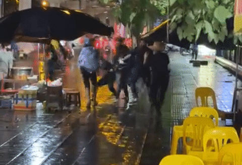 Nam shipper bị nhóm thanh niên hành hung giữa đường ở Hà Nội