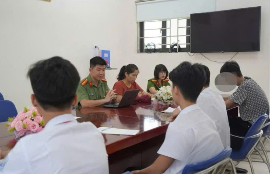 Nam sinh bị đánh hội đồng ngay tại trường đến mức gãy xương sườn