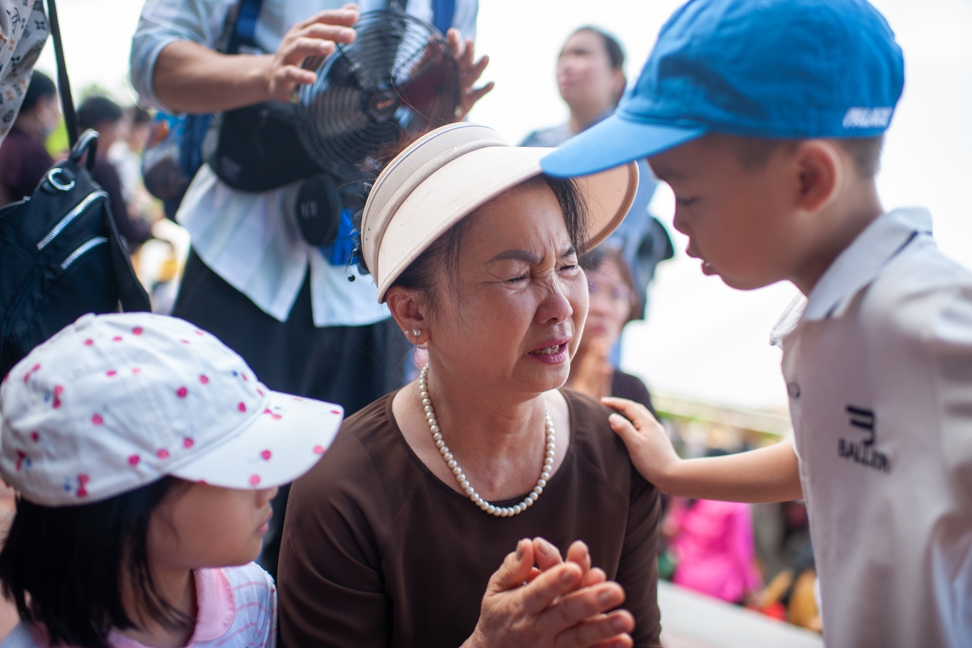 Bật khóc khi được chiêm bái xá lợi Phật ở chùa Tam Chúc