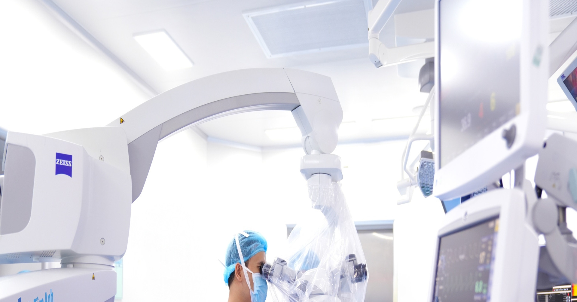 Thoát ám ảnh ‘mổ là liệt’ nhờ robot và công nghệ AI phẫu thuật thoát vị đĩa đệm