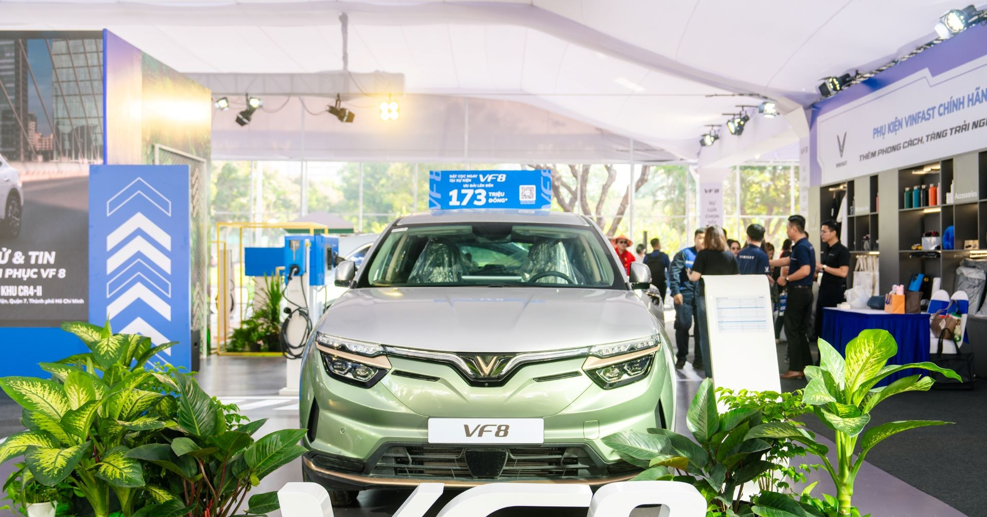 VinFast VF 8 lội nước, leo dốc cao 3 m dễ như xe off-road