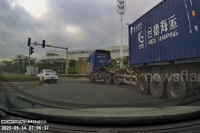 Xe đầu kéo bất ngờ đứt rơmoóc giữa ngã tư, người đi đường tháo chạy tán loạn