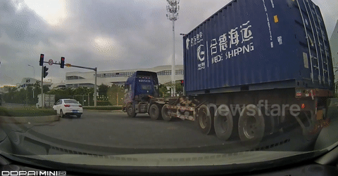 Xe đầu kéo bất ngờ đứt rơmoóc giữa ngã tư, người đi đường tháo chạy tán loạn