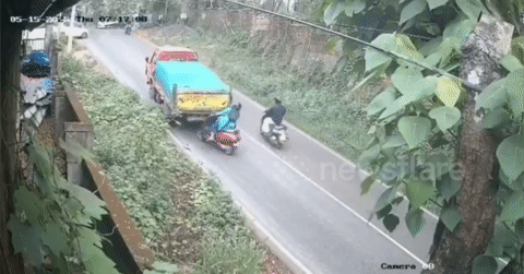 Xe tải chở gạch bất ngờ trôi ngược dốc, xe máy phía sau bị nghiền nát
