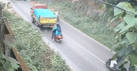 Xe tải chở gạch tuột dốc, người phụ nữ thoát nạn trong gang tấc