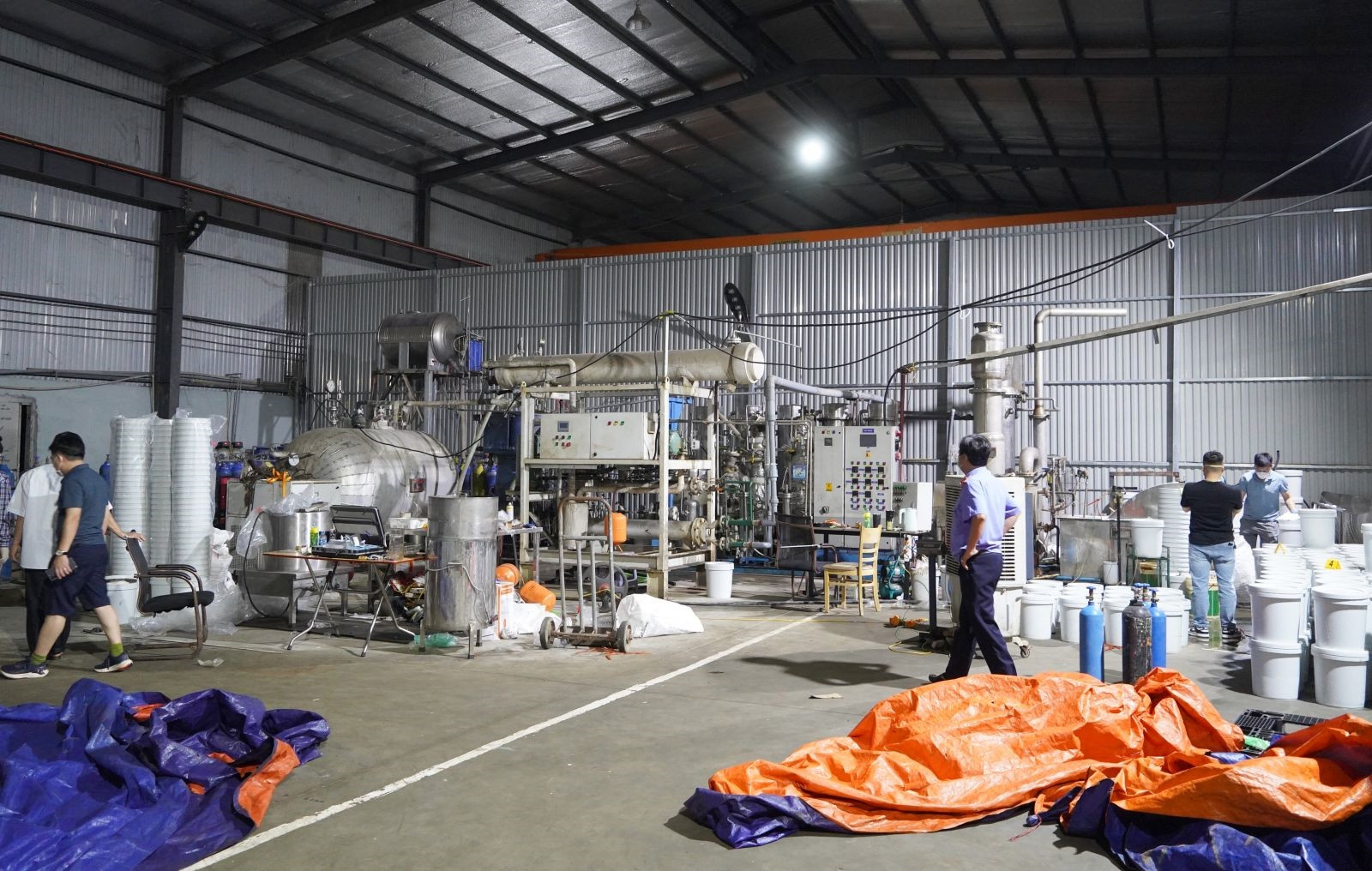 2_ Ben trong co so san xuat khi cuoi.jpg