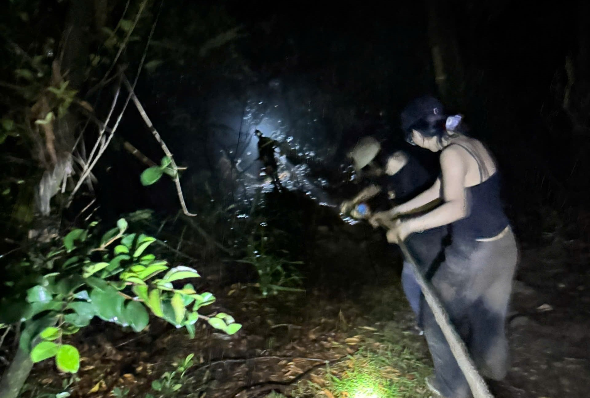 Bản tin sáng 18/5: Hà Nội: 5 người mắc kẹt trên đỉnh núi Hàm Lợn