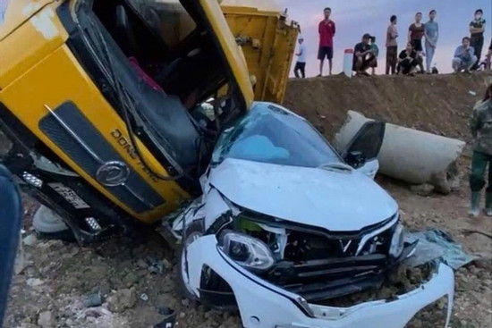 Bản tin cuối ngày 18/5: Xe tải chèn nát ô tô con trên đường cao tốc ở Hà Tĩnh