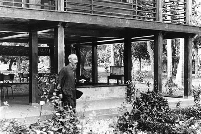 'Avoóc Hồ cũng ở nhà sàn như bao người thường'