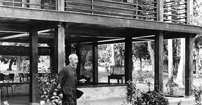 'Avoóc Hồ cũng ở nhà sàn như bao người thường'