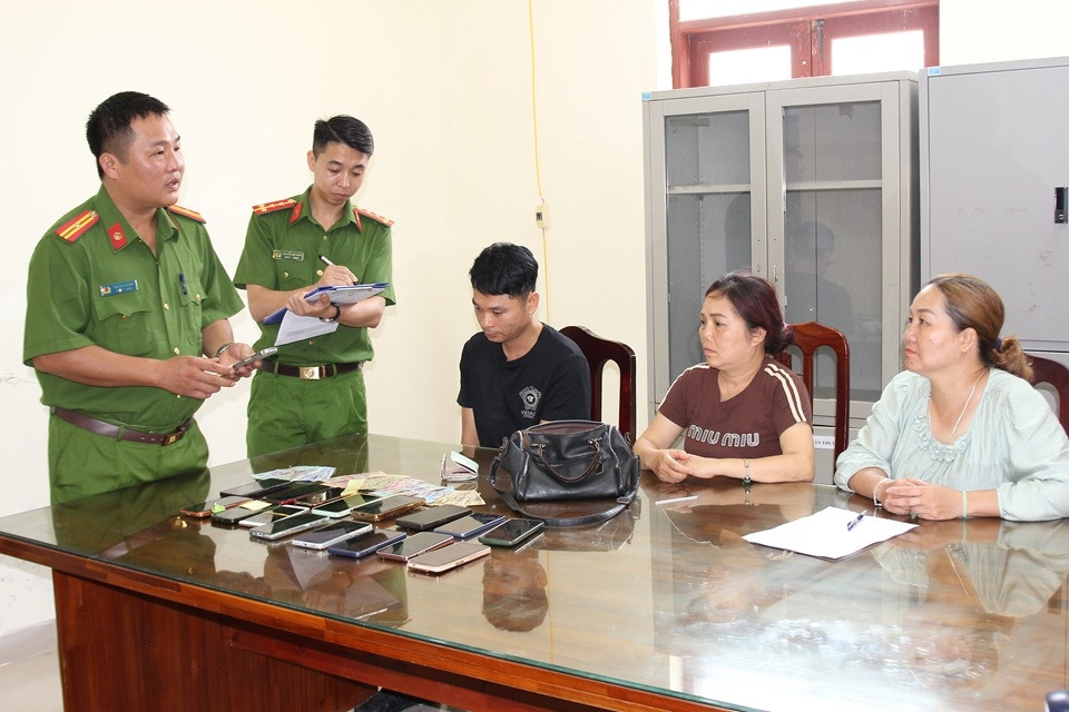 Bắt nhóm đối tượng dàn cảnh trộm cắp khi người dân chiêm bái xá lợi Phật