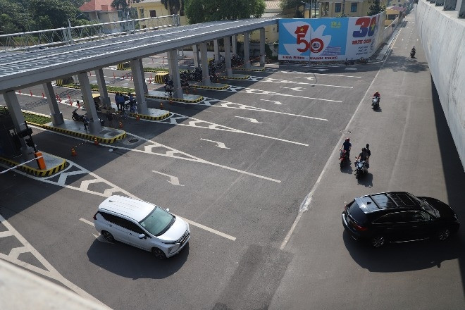 Cảnh ô tô di chuyển khó tin trước cổng ra ga T3 Tân Sơn Nhất