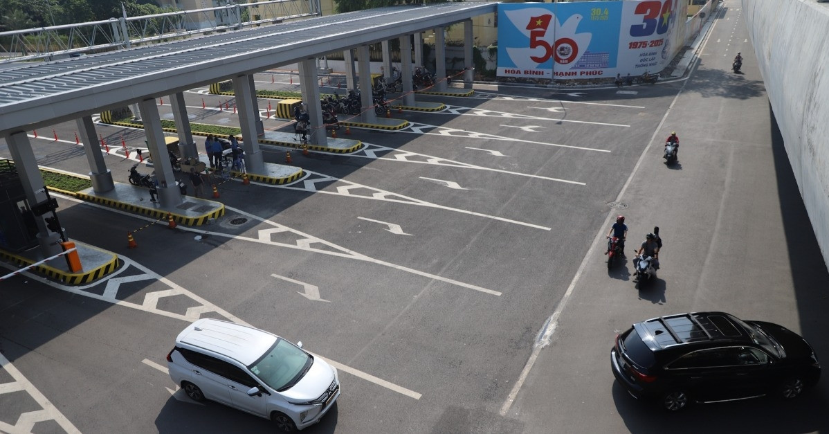 Cảnh ô tô 'tiện đường' rẽ trái khó tin trước cổng ra ga T3 Tân Sơn Nhất