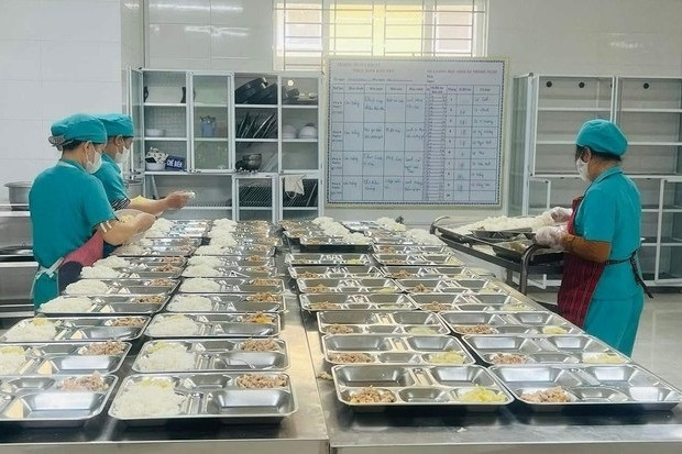 Chủ tịch Quảng Bình yêu cầu xác minh thông tin bữa ăn học sinh bị thu thuế 2 lần