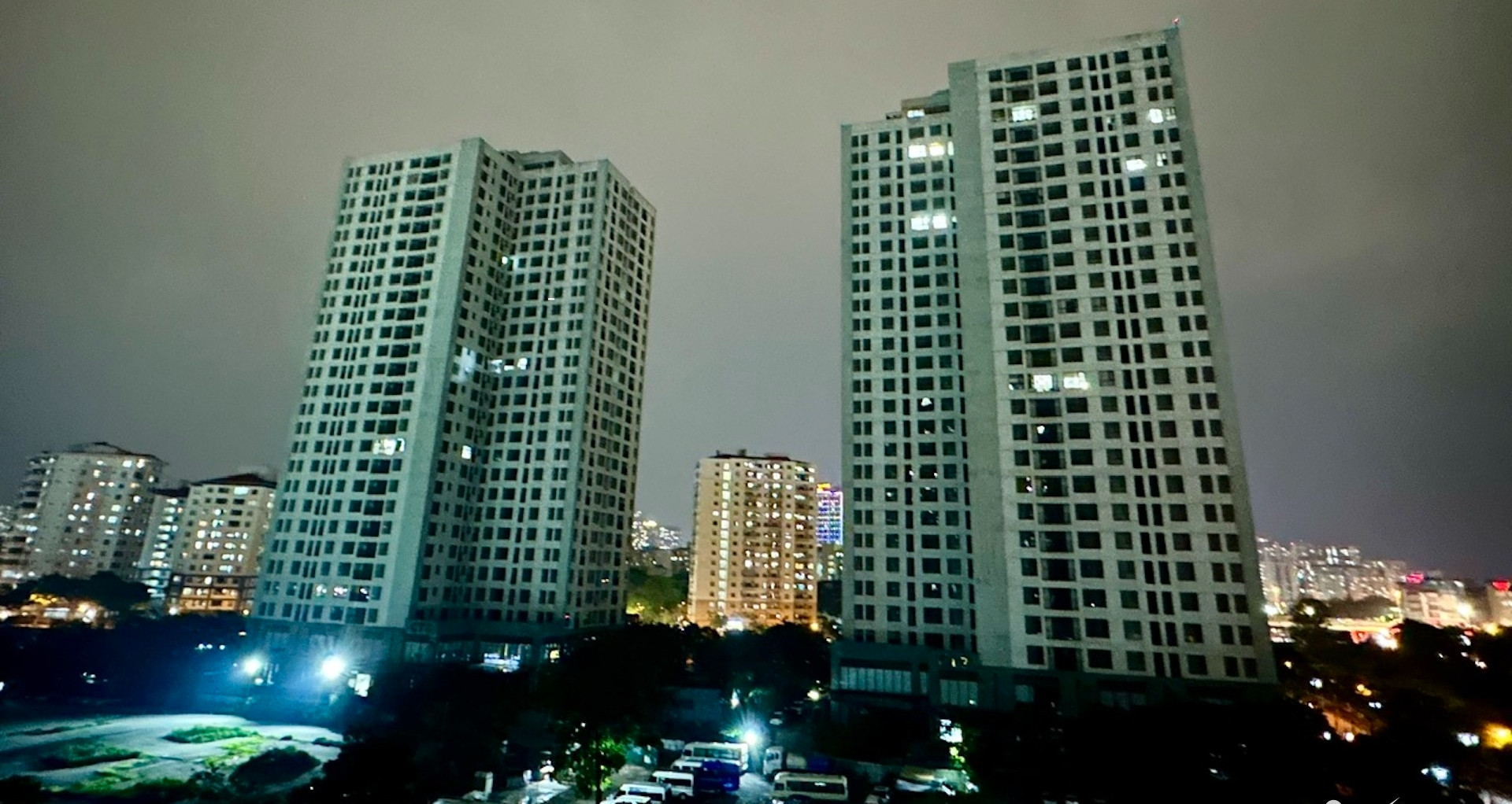 Đèn tắt triên miên ở chung cư bên sông Tô Lịch; "thổi" giá đất ga Metro Hòa Lạc