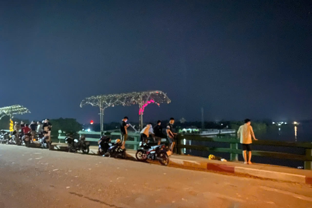 Đức Huệ nhảy cầu trên cầu.jpg