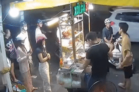 Dừng xe siêu sang mua xôi, Trấn Thành khiến quán nhỏ hơn 20 năm ở TPHCM gây sốt