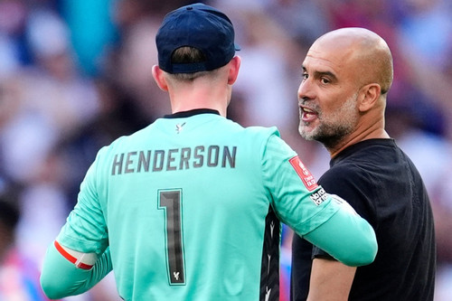 Man City thua bẽ bàng, Pep Guardiola gây hấn cựu thủ môn MU