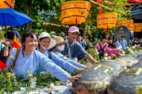 Nghìn người cầu nguyện bên ‘Dấu chân Phật Đà’ nặng hơn 100 tấn ở chùa Tam Chúc