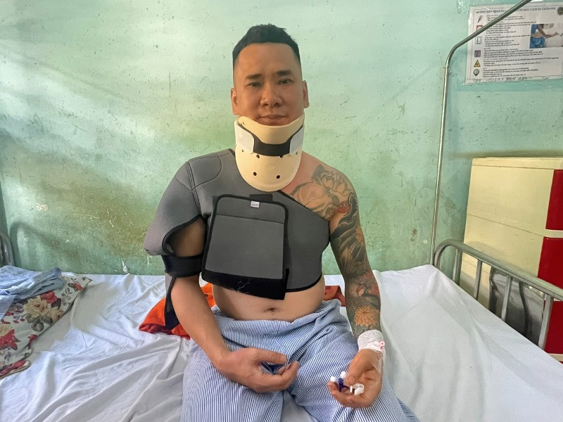 Người cha lao xuống giếng cứu con 1.jpg