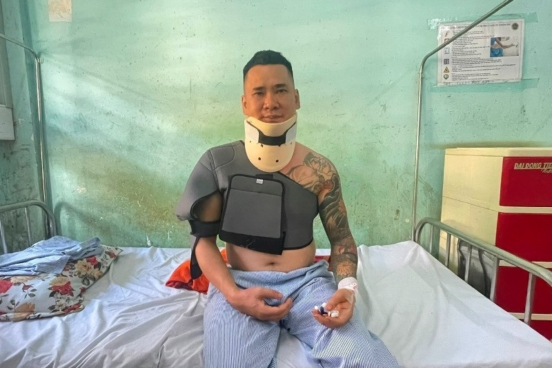 Người cha xúc động kể phút cùng con gái được cứu từ đáy giếng sâu 35m