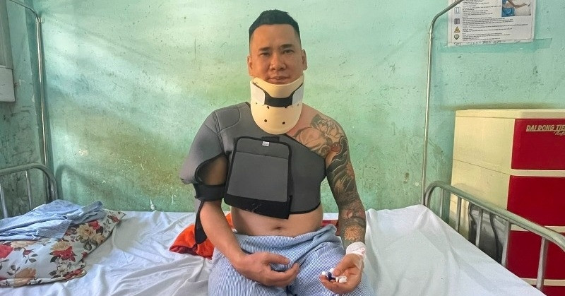 Người cha xúc động kể phút 2 cha con được cứu t...