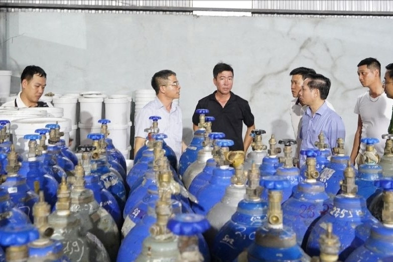 Phá đường dây sản xuất khí cười cực lớn, bắt 11 đối tượng