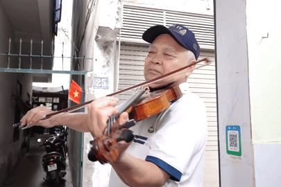 Quán ốc bình dân ở Hà Nội, khách vừa ăn vừa nghe ông chủ kéo violin điệu nghệ